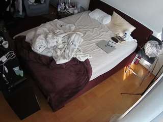 voyeurcam-julmodels-whitebed-2 webcam