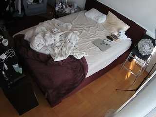 voyeurcam-julmodels-whitebed-2 webcam