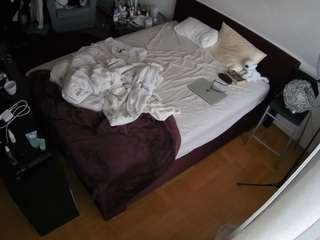 voyeurcam-julmodels-whitebed-2