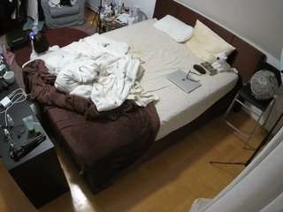 voyeurcam-julmodels-whitebed-2