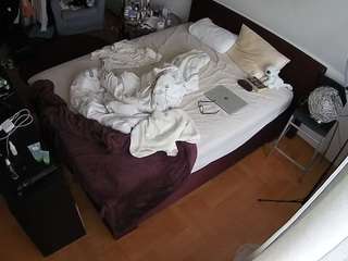 voyeurcam-julmodels-whitebed-2