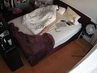 voyeurcam-julmodels-whitebed-2