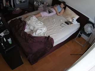 voyeurcam-julmodels-whitebed-2 webcam