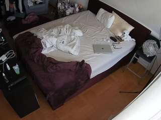 voyeurcam-julmodels-whitebed-2
