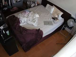 voyeurcam-julmodels-whitebed-2