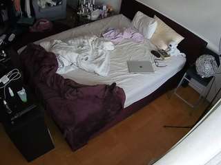 voyeurcam-julmodels-whitebed-2