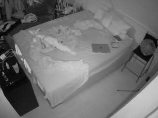 voyeurcam-julmodels-whitebed-2 webcam