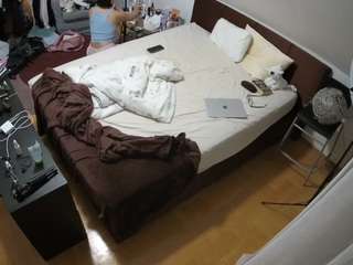 voyeurcam-julmodels-whitebed-2 webcam