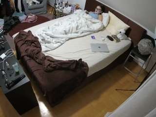 voyeurcam-julmodels-whitebed-2 webcam
