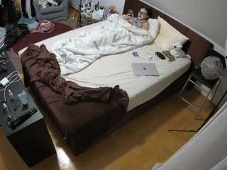 voyeurcam-julmodels-whitebed-2