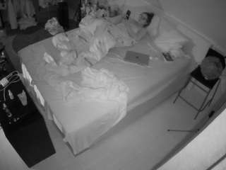 voyeurcam-julmodels-whitebed-2