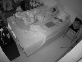 voyeurcam-julmodels-whitebed-2