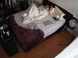 voyeurcam-julmodels-whitebed-2