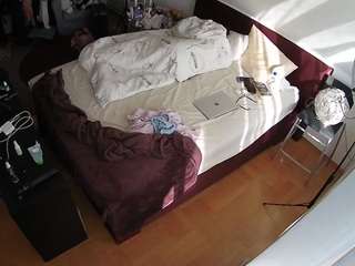 voyeurcam-julmodels-whitebed-2 webcam