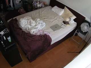 voyeurcam-julmodels-whitebed-2's CamSoda show and profile