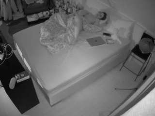 voyeurcam-julmodels-whitebed-2