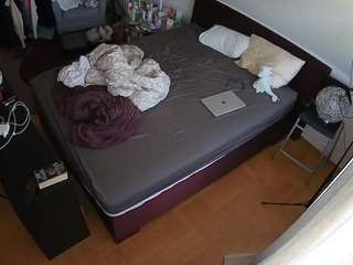 voyeurcam-julmodels-whitebed-2