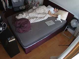 voyeurcam-julmodels-whitebed-2