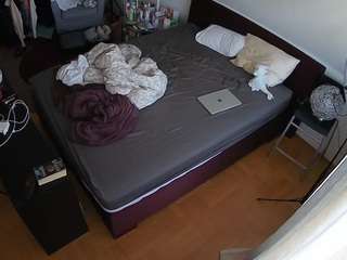 voyeurcam-julmodels-whitebed-2