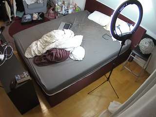 voyeurcam-julmodels-whitebed-2