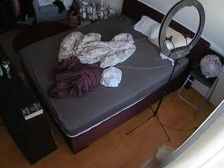 voyeurcam-julmodels-whitebed-2