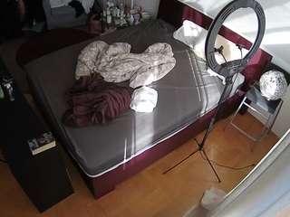 voyeurcam-julmodels-whitebed-2