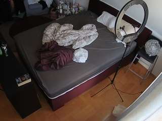 voyeurcam-julmodels-whitebed-2