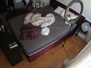 voyeurcam-julmodels-whitebed-2