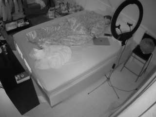 voyeurcam-julmodels-whitebed-2