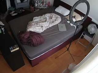 voyeurcam-julmodels-whitebed-2 webcam
