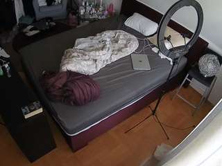 voyeurcam-julmodels-whitebed-2 webcam