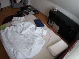 voyeurcam-julmodels-whitebed-2