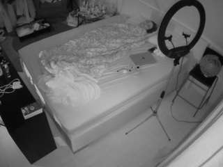 voyeurcam-julmodels-whitebed-2 webcam