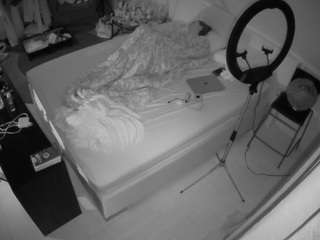 voyeurcam-julmodels-whitebed-2 webcam