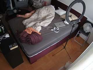 voyeurcam-julmodels-whitebed-2