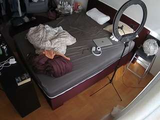 voyeurcam-julmodels-whitebed-2 webcam