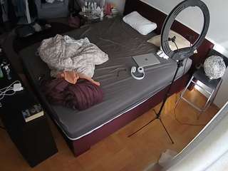 voyeurcam-julmodels-whitebed-2 webcam