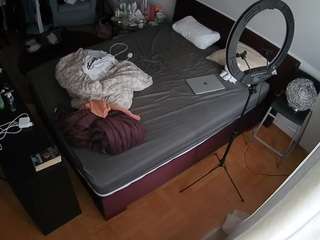 voyeurcam-julmodels-whitebed-2 webcam