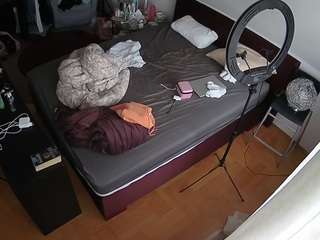 voyeurcam-julmodels-whitebed-2