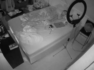 voyeurcam-julmodels-whitebed-2