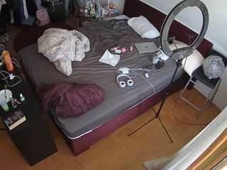 voyeurcam-julmodels-whitebed-2 webcam