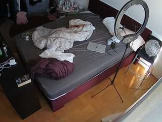 voyeurcam-julmodels-whitebed-2 webcam
