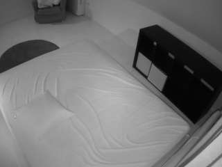 voyeurcam-julmodels-whitebed-2