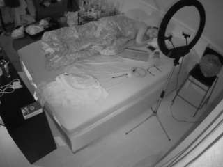 voyeurcam-julmodels-whitebed-2