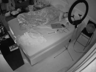 voyeurcam-julmodels-whitebed-2 webcam
