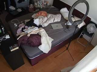 voyeurcam-julmodels-whitebed-2