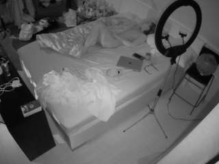 voyeurcam-julmodels-whitebed-2 webcam