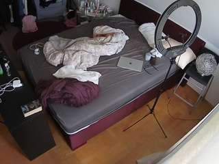 voyeurcam-julmodels-whitebed-2 webcam