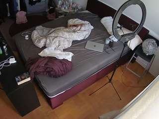 voyeurcam-julmodels-whitebed-2 webcam