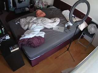 voyeurcam-julmodels-whitebed-2 webcam